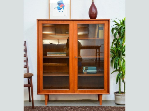 Vitrina vintage, armario alto retro de teca de mediados de siglo, cómoda, años 70.