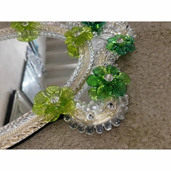 Image 1 of Miroir ovale vénitien à motif floral vert sculpté à la main – Style verre de Murano italien des années 2000