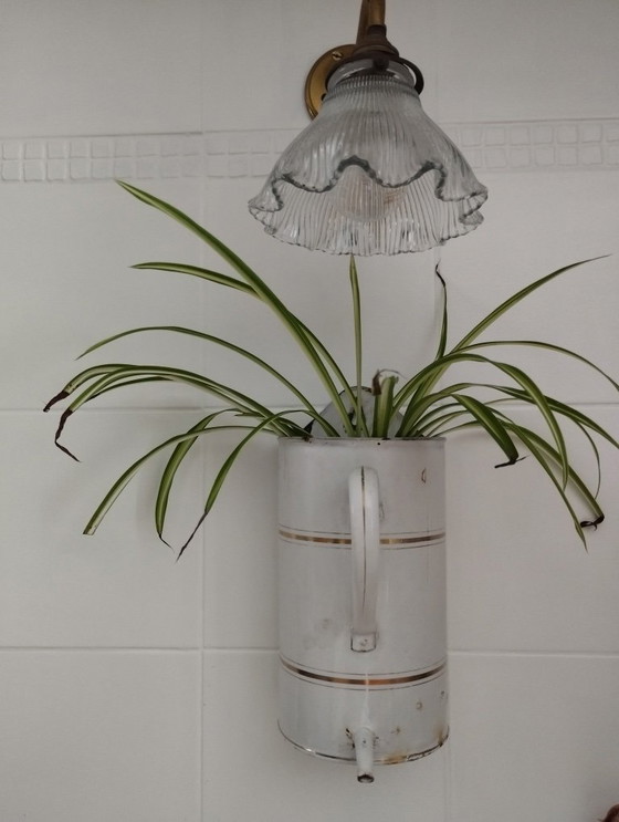 Image 1 of Antieke, wit geëmailleerde metalen klysma-pot/fontein met gouden rand.