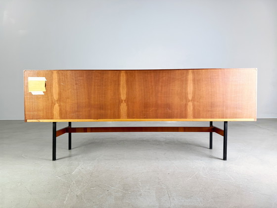 Image 1 of Aparador de anillo original de mediados de siglo en nogal, década de 1960