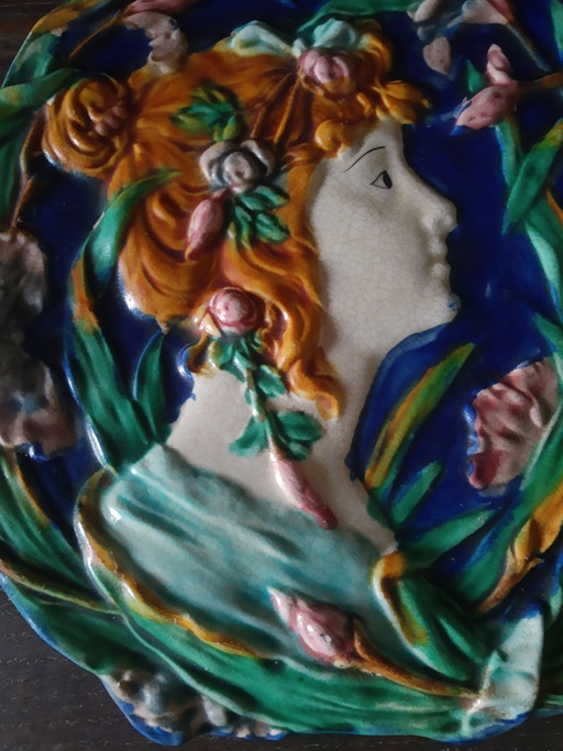 Dekorativer Keramikteller im Majolika-Stil des Jugendstils mit 3D-Relief