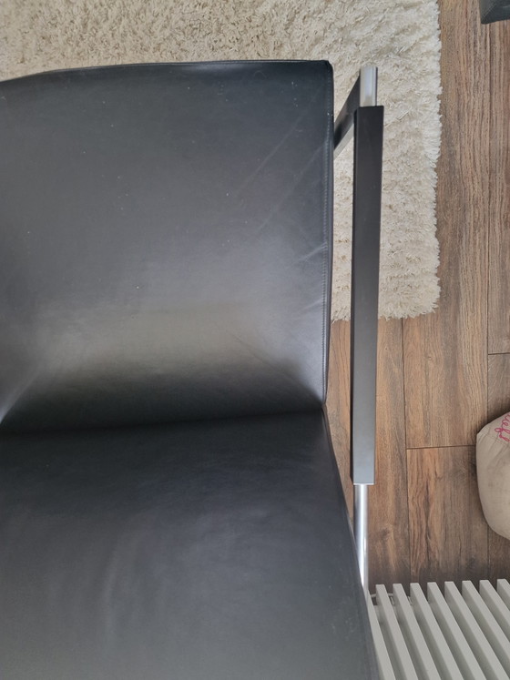 Image 1 of Twee design zwarte leren fauteuils.
Merk Harvink, Tpy Alowa.