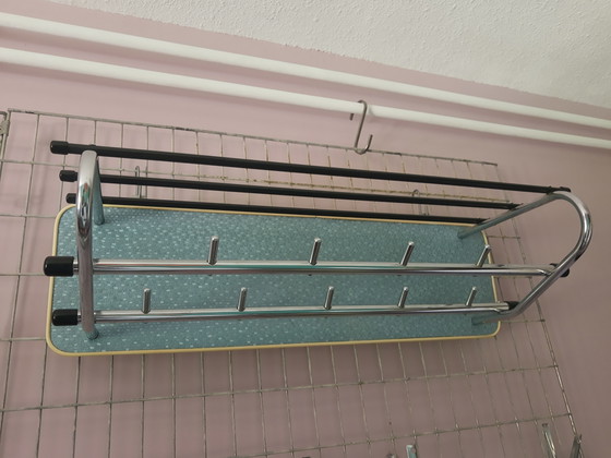 Prachtige 50's retro buisframe wandkapstok dubbele rij met hoedenrek, Bauhaus stijl blauw met chroom (photo 6 of 15)