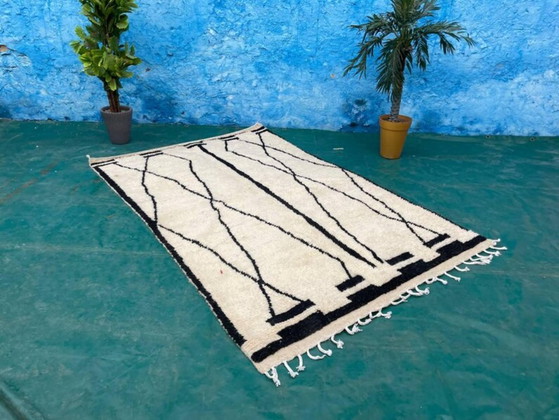 Image 1 of Alfombra bereber marroquí hecha a mano, color crudo con motivos geométricos, 250 cm x 150 cm.
