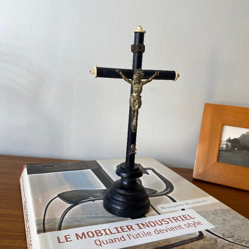 Crucifix vintage en bois noirci à poser croix en bois noir avec Christ en métal 
