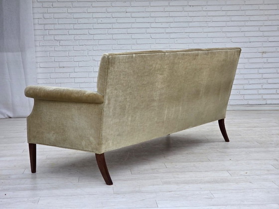 Image 1 of Divano a 3 posti danese degli anni '60, in velluto verde chiaro.
