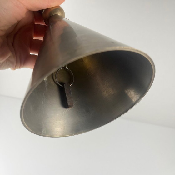 Image 1 of Excepcional dúo de candelabros con forma de campana y reloj de arena, estilo posmoderno-memphis, metal, 1980.
