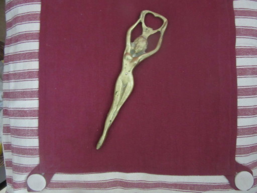 Vintage messing flesopener met pin-up afbeelding van een naakte vrouw (MCM).
