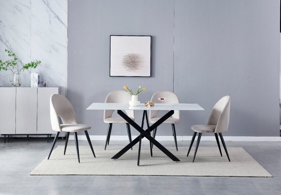 Image 1 of Mesa de comedor OLIVIA - Tablero efecto mármol y patas negras - 150 cm