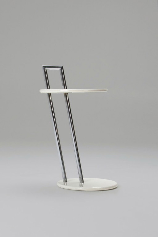 Un conjunto de mesas auxiliares