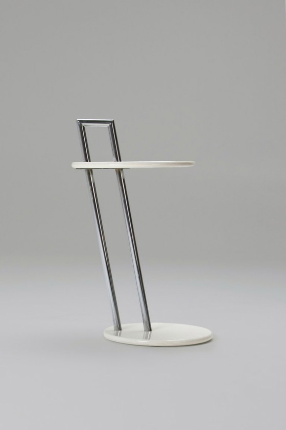 Image 1 of Un conjunto de mesas auxiliares