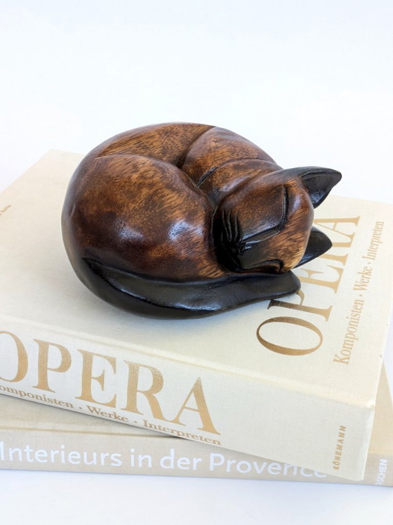 Image 1 of Serre-livres/presse-papiers en teck, style scandinave, représentant un chat siamois endormi.