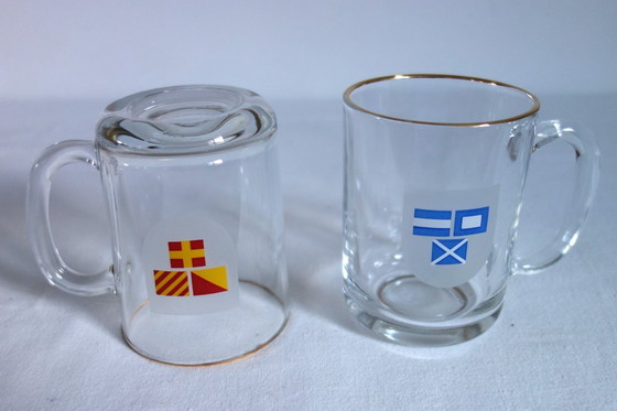 Image 1 of 6 vintage Mobil-vlag mokken