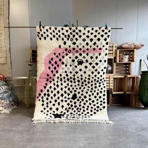 Handmade Moroccan Mrirt Rug 160x240 cm| Abstract Black and Pink Berber Wool Rug