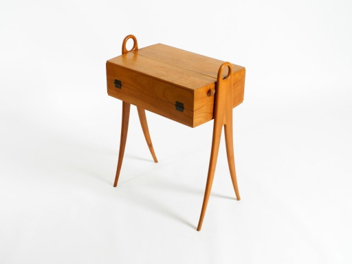 Excepcional costurero original de madera de fresno de los años 50, con tapa abatible, múltiples compartimentos y patas curvas