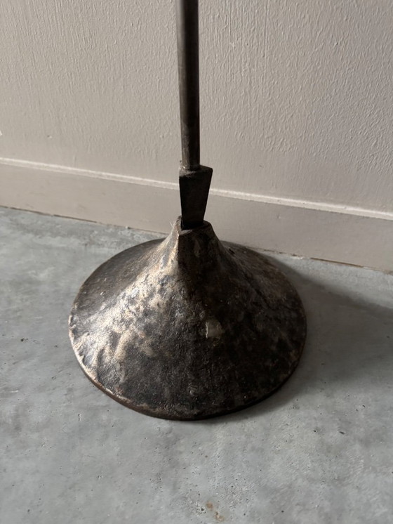 Image 1 of Einzigartiger, handgeschmiedeter Kerzenständer im brutalistischen Stil der Mitte des 20. Jahrhunderts.