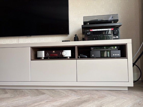 Hochwertiger, maßgefertigter Audio-TV-Schrank. – Wandschrank, Mdf (photo 4 of 7)