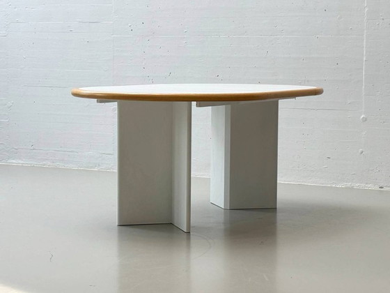 Image 1 of Tavolo da pranzo rotondo bianco, allungabile in legno massiccio