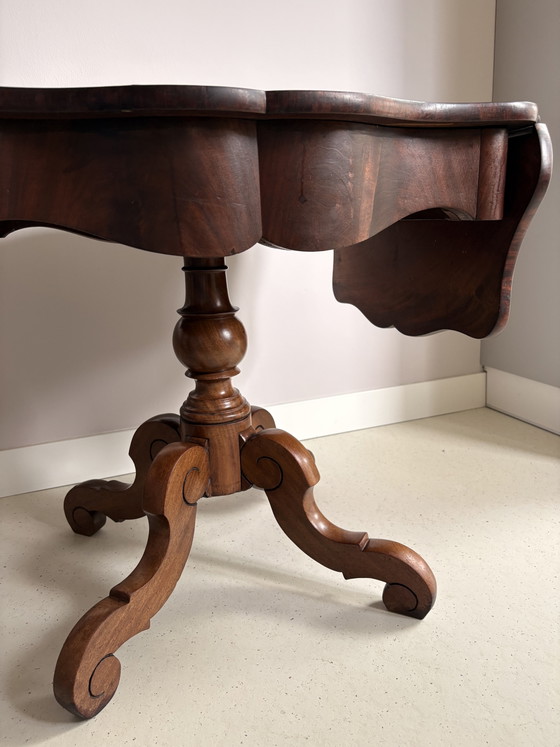 Image 1 of Tavolo vintage inglese in noce con gambe a ribalta, piano a crosta di torta e gamba centrale a cabriole.