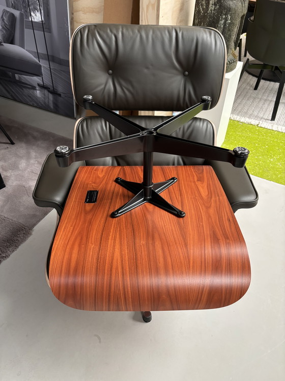 Nwe Vitra Eames Lounge Chair + Ottoman Palisander Brown Premium Leather 2026 – Draaistoelen, Aluminium, Wood (photo 9 of 9)
