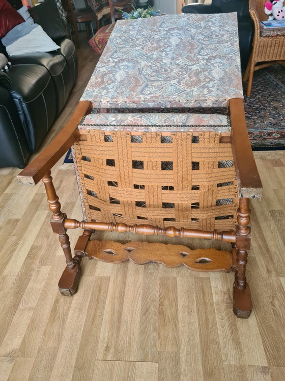 Image 1 of Sillón antiguo de madera noble con tapicería de tapiz.