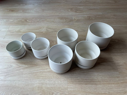 Various vintage beige flower pots, Arabia with saucer, Richard Lindh