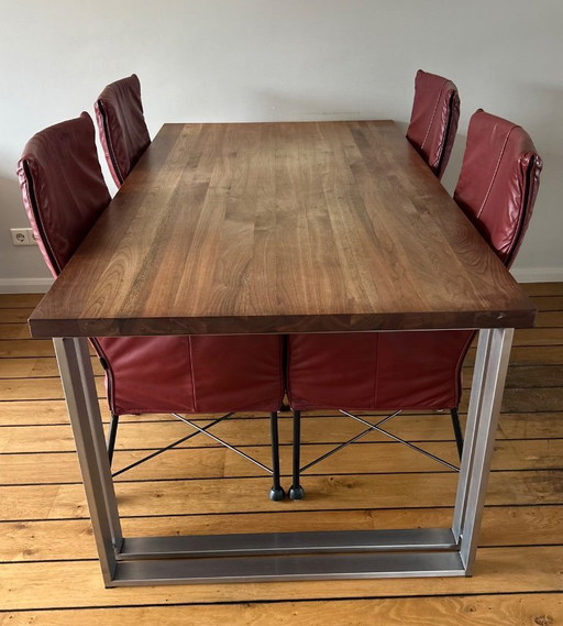 4x Montis Chaplin Bordeaux leather chairs and solid wood table