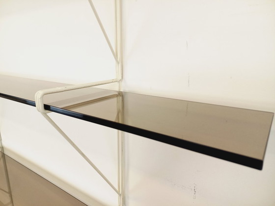 Image 1 of Grande étagère murale vintage en verre fumé et métal blanc style String Tomado des années 60