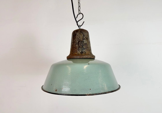 Image 1 of Industriële fabriekslamp van petroleum-email met gietijzeren bovenkant, jaren 60