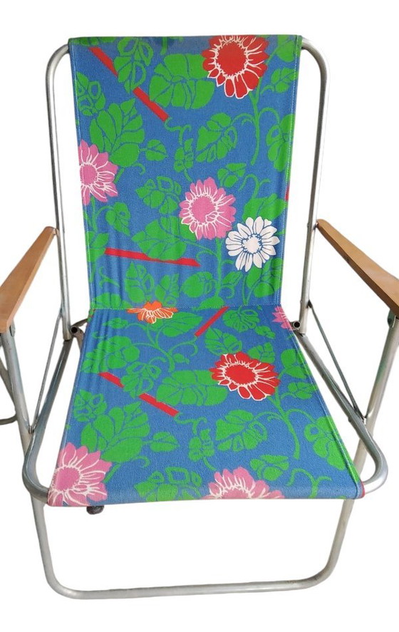 Image 1 of 3 vintage klapstoelen uit de jaren 70, met bloemenstof en houten armleuningen.