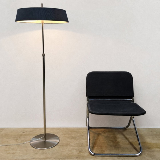 Lámpara de pie Van De Heg Design, cromada / Pantalla negra acanalada (diseño holandés) – Lámparas de pie (photo 2 of 15)