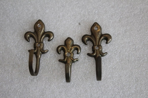 3 kleine Zierhaken vintage Bilderhaken Handtuchalter Messing Heraldische Lilie