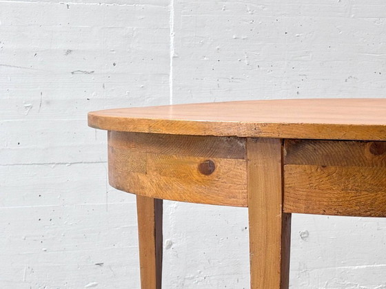Image 1 of Round dining table made of solid alder wood