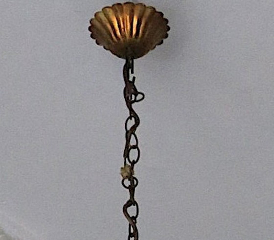 Gran lámpara de araña de ocho luces, de hojalata dorada patinada de mediados de siglo, diseñada por Hans (photo 4 of 10)