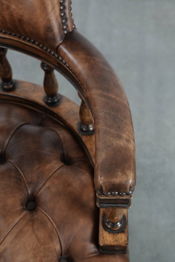 Image 1 of Cognac kleurige rundleren chesterfield bureaustoel/ captains chair in Engelse stijl