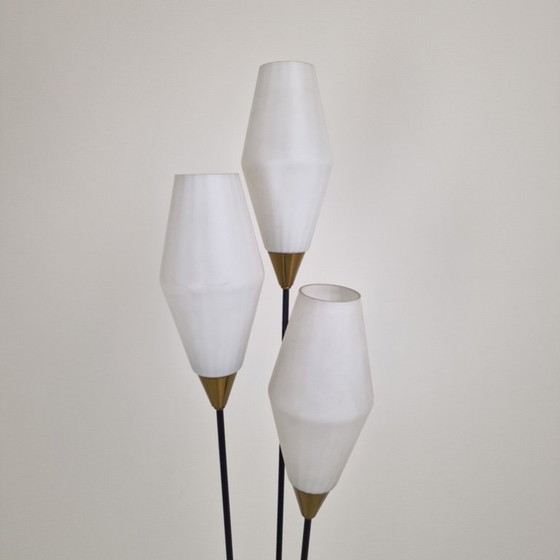 Image 1 of Lampadaire trépied en verre opalin et laiton, Italie, années 1950