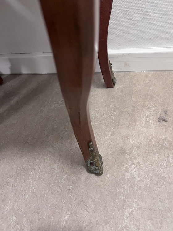 Image 1 of Elegante Franse bijzettafels met vier laden van verguld brons | Commode met lades