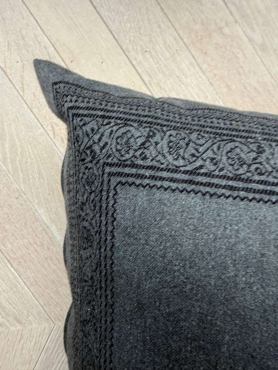 Image 1 of Großes graues Bodenkissen mit schwarzem Paisley-Rand