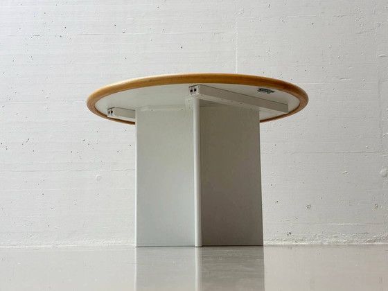 Image 1 of Tavolo da pranzo rotondo bianco, allungabile in legno massiccio