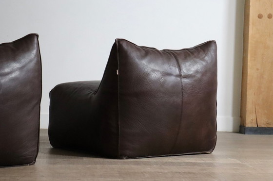 Image 1 of Ein Paar Le Bambole Lounge-Sessel aus Büffelleder, entworfen von Mario Bellini für B&B Italia, 1970er Jahre