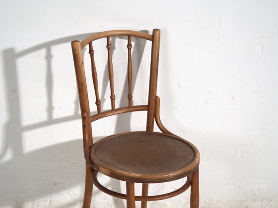 Pair of Thonet style bentwood chairs with turned spindles – Central Europe, circa 1920 – Dining chairs (photo 40 of 40)