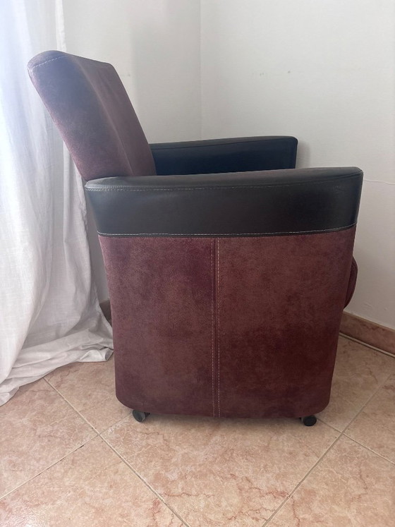 Image 1 of "Fauteuil op wielen, bekleed met nubuck en leer."