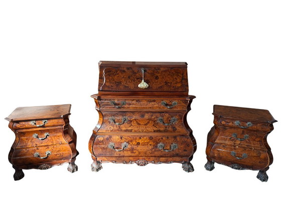 Image 1 of Niederländisches Barock-Triptychon aus den 1920er Jahren – Klappschrank und zwei eingelegte Nachttische
