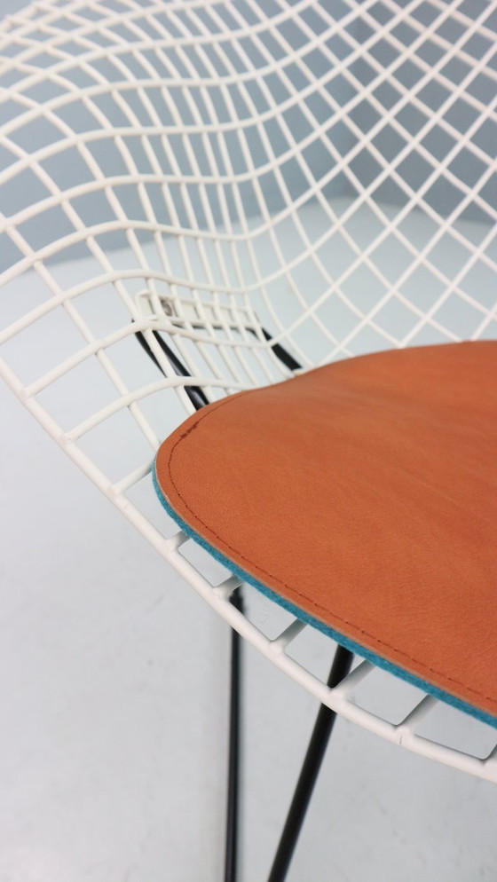 Image 1 of Silla Diamond de Harry Bertoia en metal blanco y negro y asiento de cuero nuevo