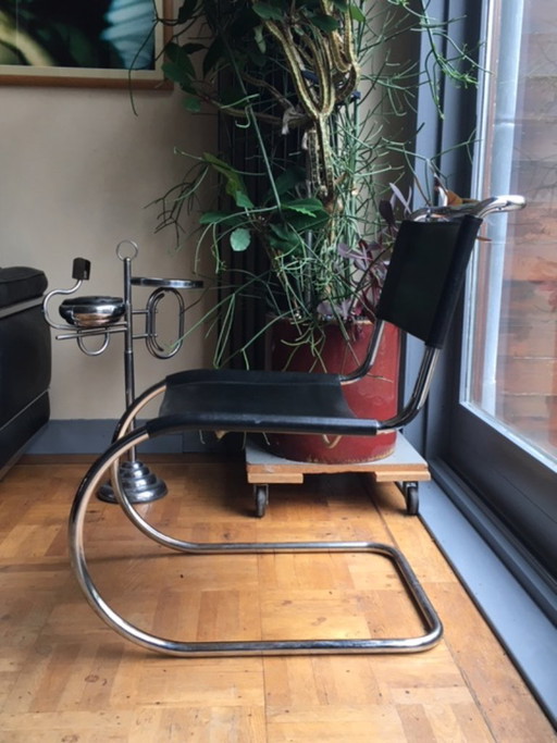 Sedia MR10 di Ludwig Mies van der Rohe con tubi in acciaio cromato e seduta e schienale in pelle nera – set da 2