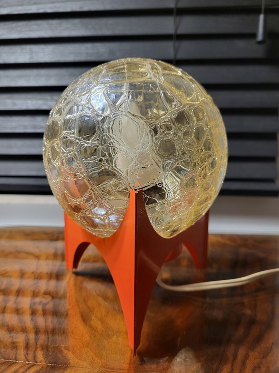 Lampada da tavolo con base arancione e paralume a globo in vetro, Lampade da tavolo, Metallo (foto 4 di 8)