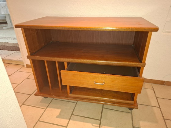 Image 1 of Houten ladekast met lade, uittrekbare planken en wielen.