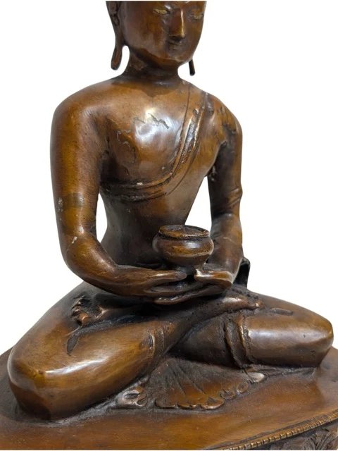 Buda himalayo de bronce en pose de meditación con patra – Siglo XVII – Esculturas, Bronze (photo 8 of 9)
