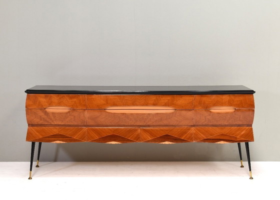 Image 1 of Credenza italiana attribuita a Vittorio Dassi in noce, vetro e ottone - anni '50