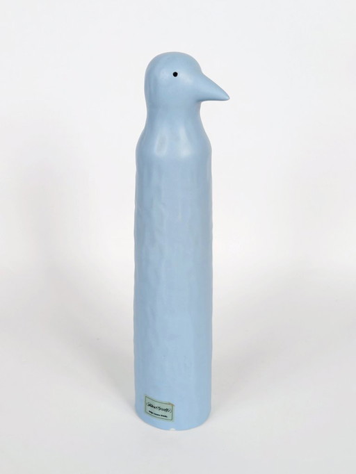 Keramische sculptuur van een blauwe pinguïn van IKEA, gemaakt door Katarina Brieditis, begin jaren 2000.